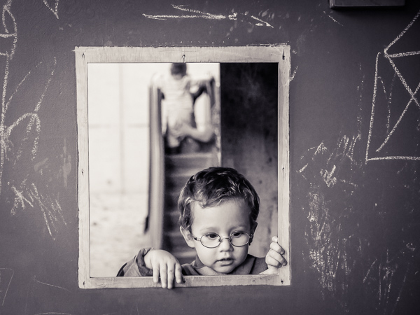 Kind guckt raus dürch Fenster