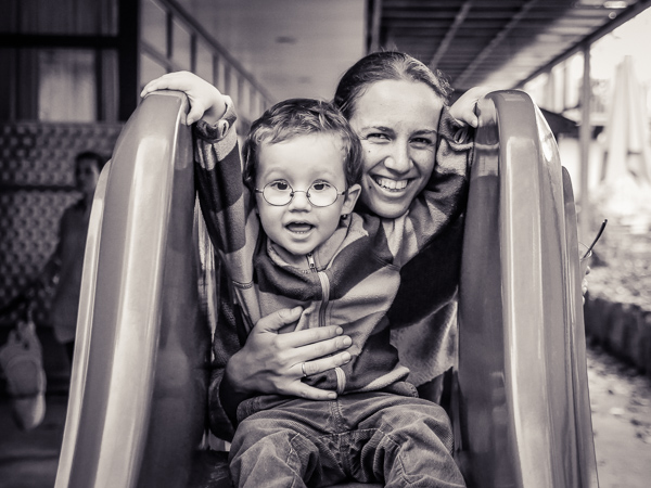 Kind und Mama auf der Rutsche